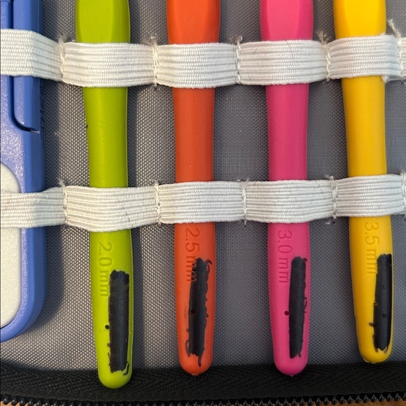 Multi-Color Crochet Hook Set with Case - Picture 2 of 6
